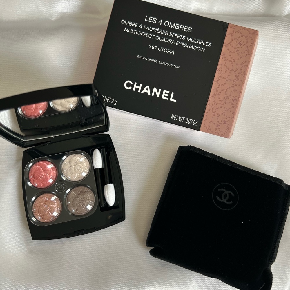 Limited edition) Chanel eyeshadow palette.
